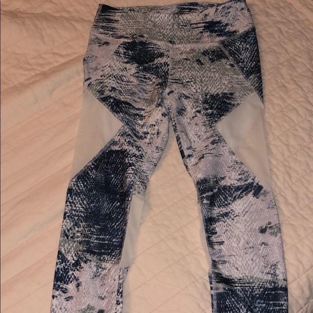 Small fabletics peekaboo Capri